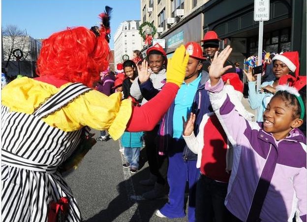 Oopsy_Daisy_in_the_Brockton_Holiday_Parade_2011_cropped.jpg